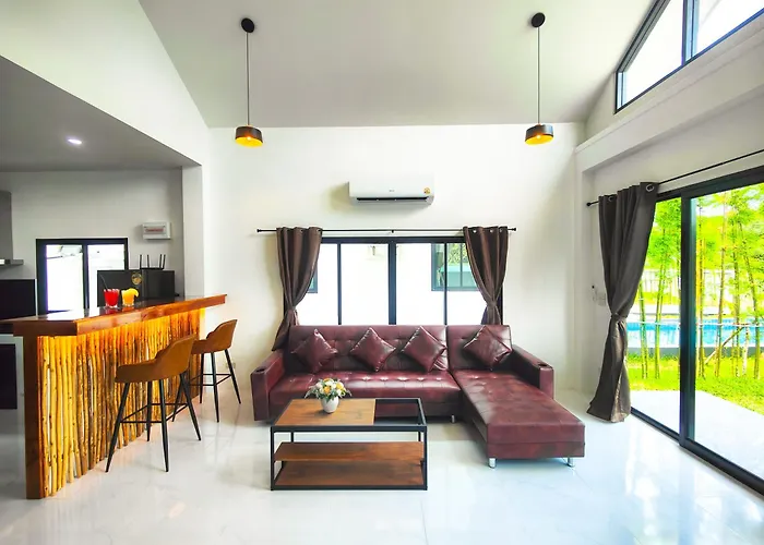 Sunny Petite Villa Close To Beach