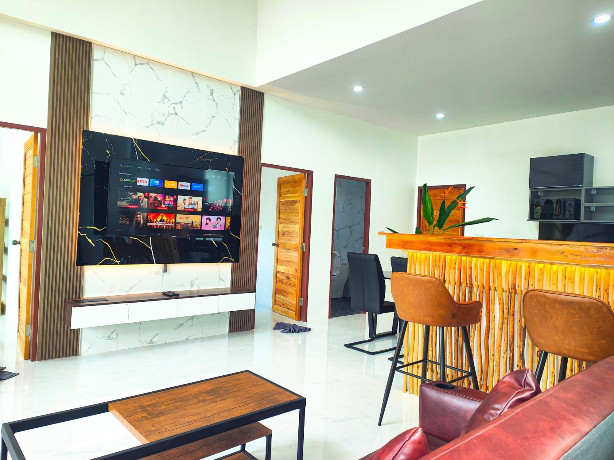 Sunny Petite Close To Ko Samui