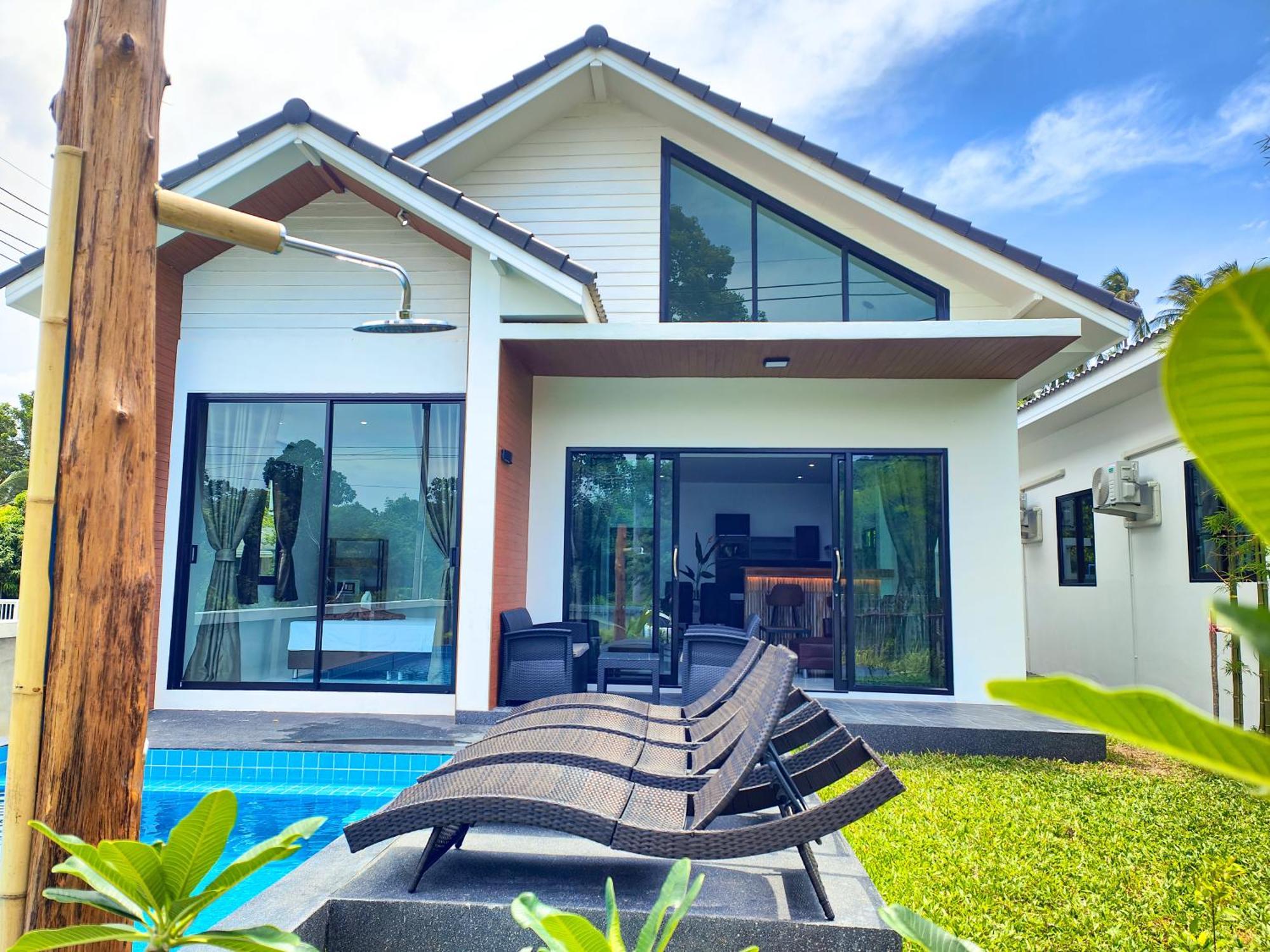Sunny Petite Close To Ko Samui