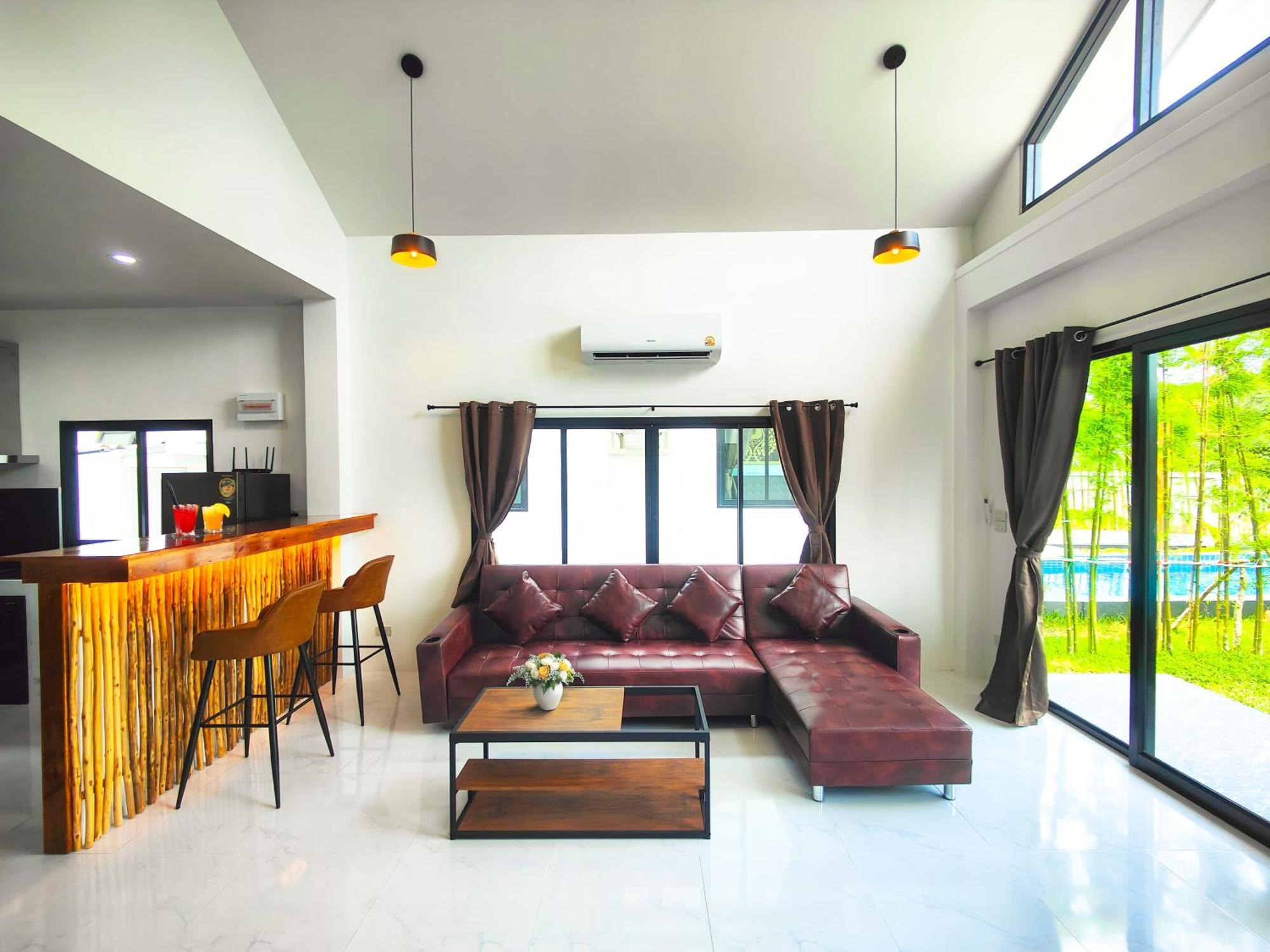 Sunny Petite Close To Ko Samui